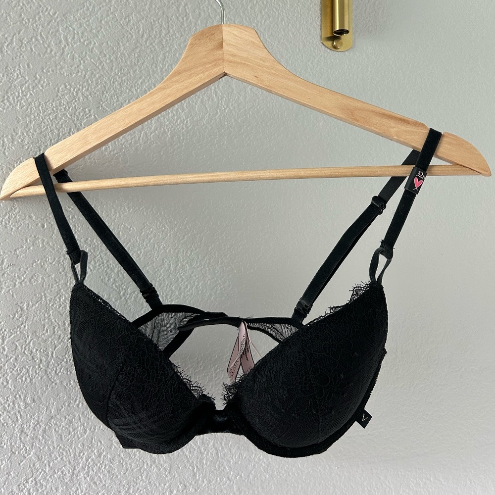 Victoria's Secret 32D Lace Pushup Bra - BRAND NEW